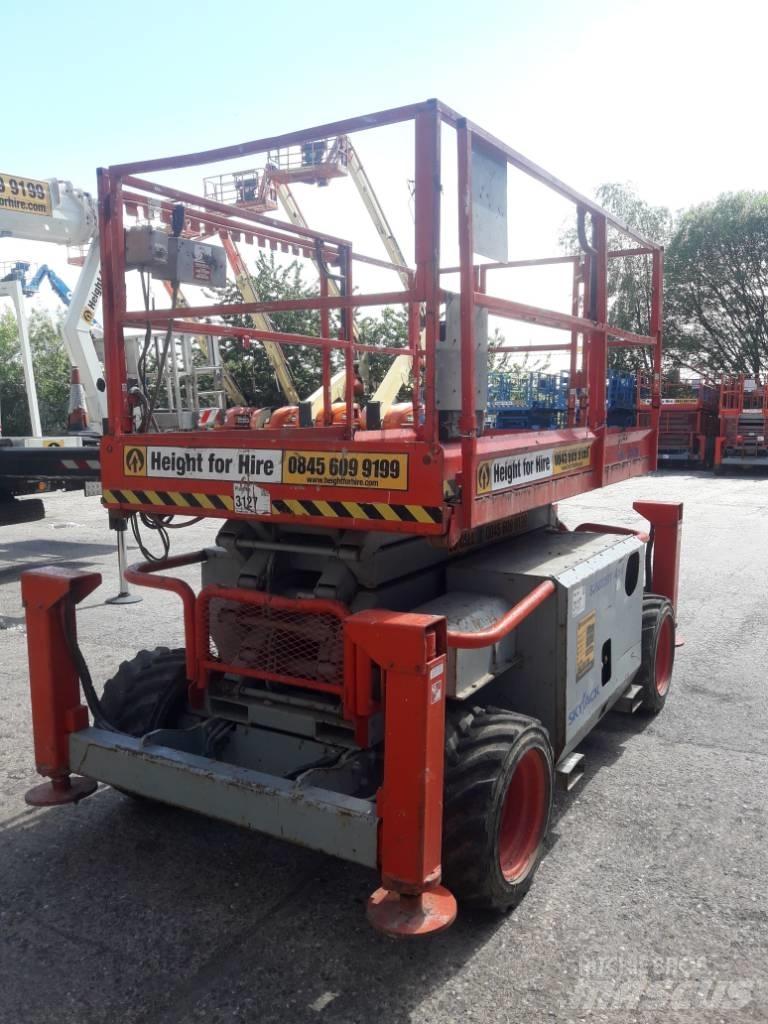 SkyJack SJ 6832 RT Scissor Lifts
