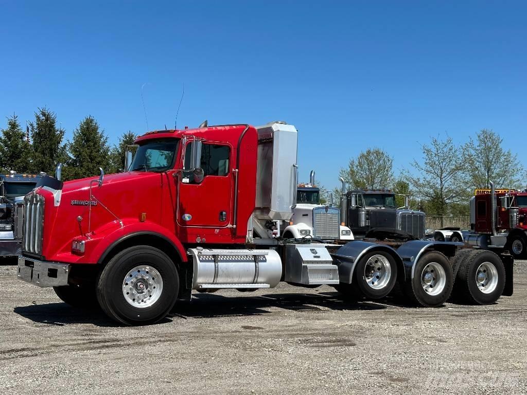 Kenworth T800 Conventional Trucks / Tractor Trucks