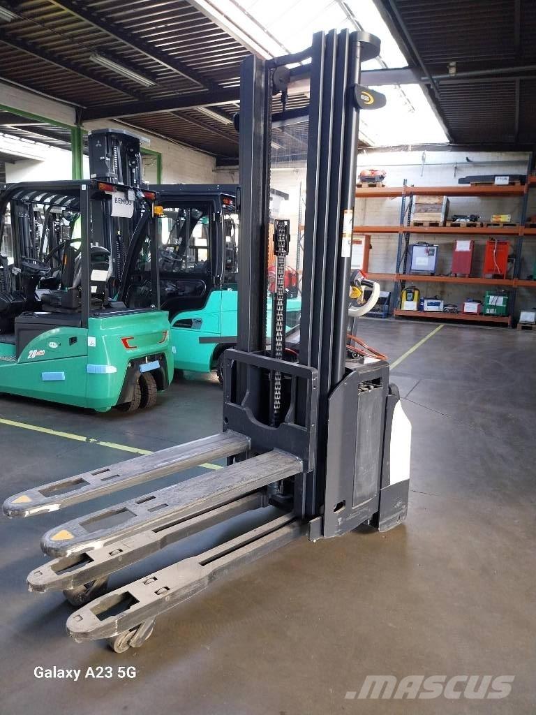 Crown ESi40001.6TT Pedestrian stacker