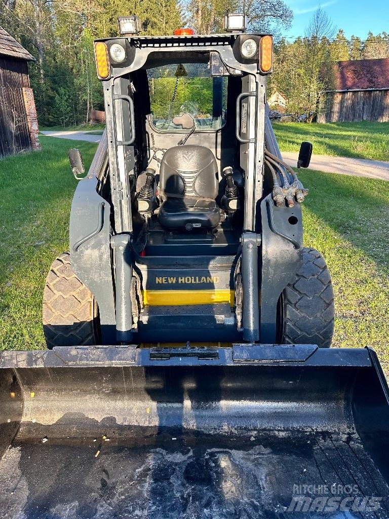 New Holland L 225 Skid Steer Loaders