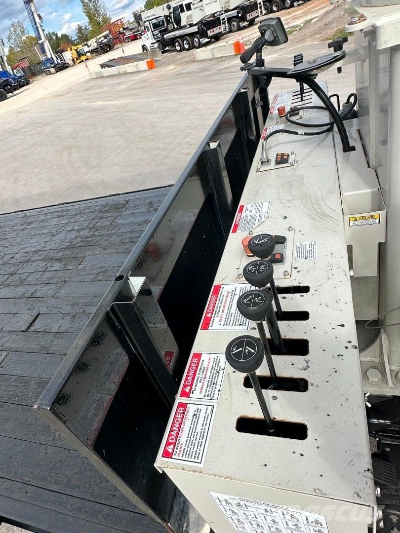 National NBT30H-2 Boom / Crane / Bucket Trucks