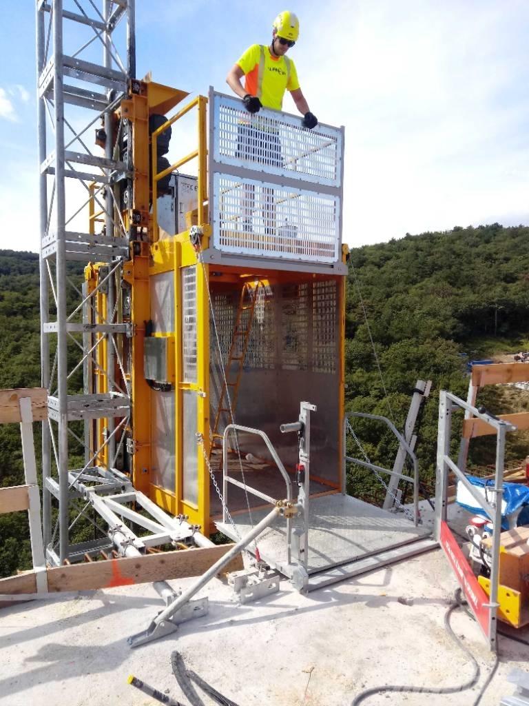  Xingdou SC200 Vertical mast lifts