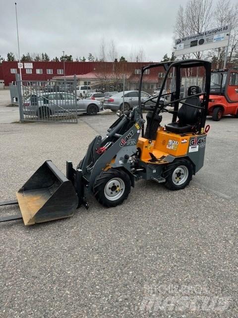 GiANT G 1200 Mini Loader
