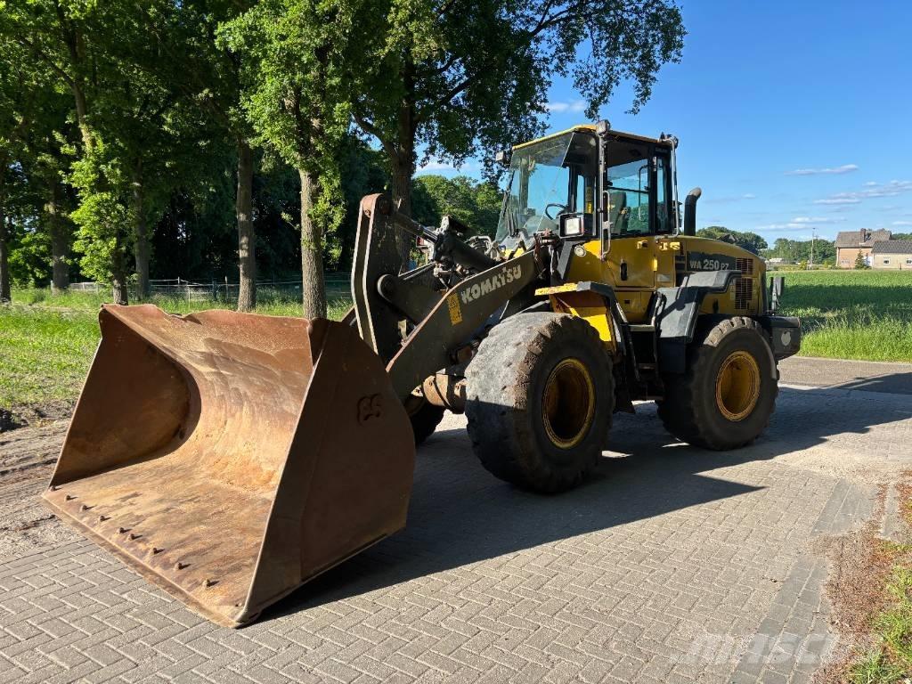 Komatsu WA250-6 Wheel Loaders