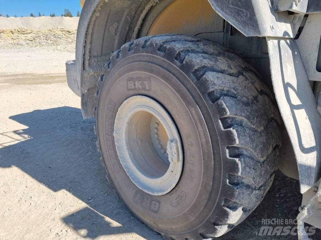 Komatsu WA 470-8 Wheel Loaders