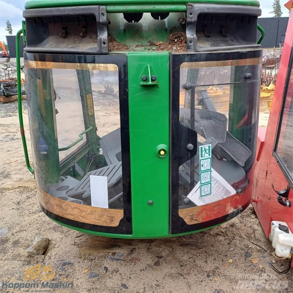 John Deere 1270e Cabins and interior