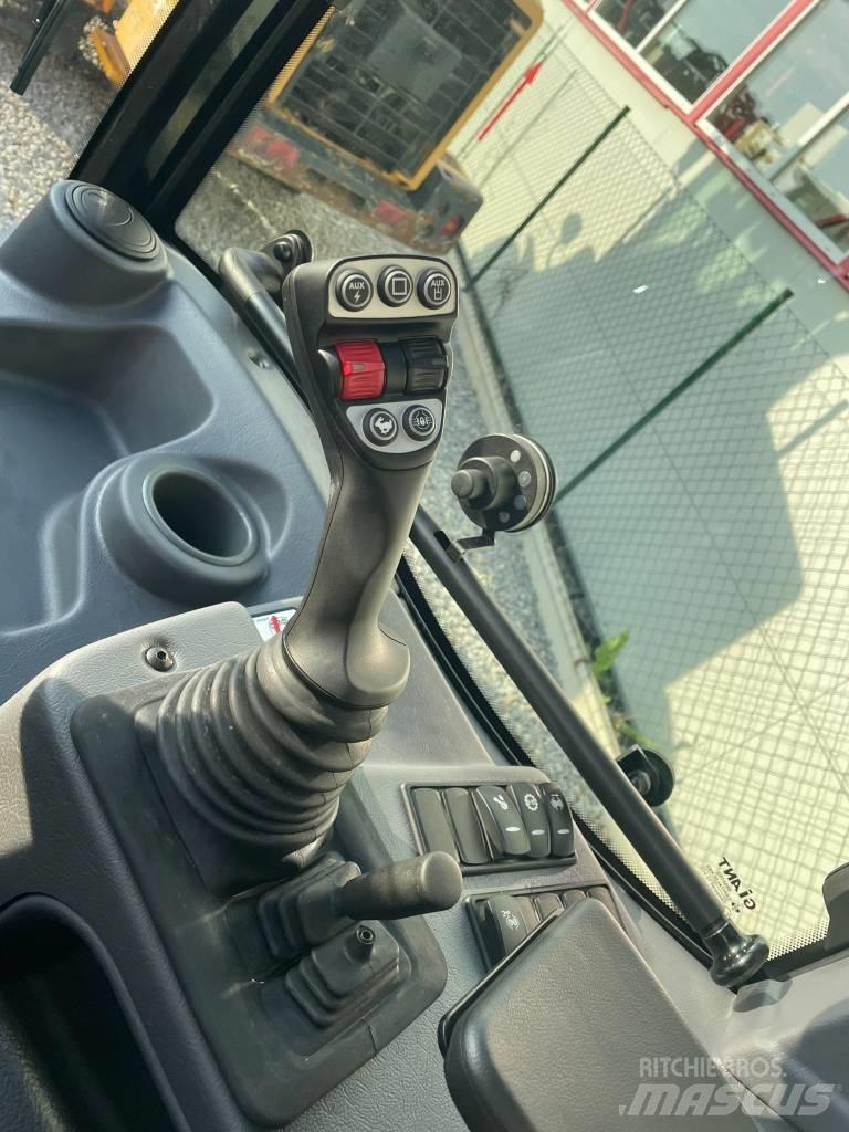 GiANT G 5000 TELE Multi purpose loaders