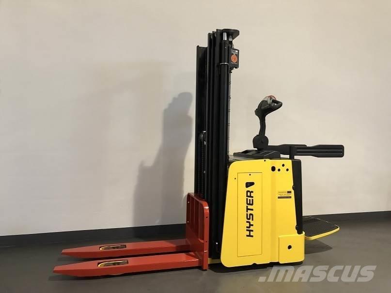 Hyster S1.5S Self Propelled Stackers