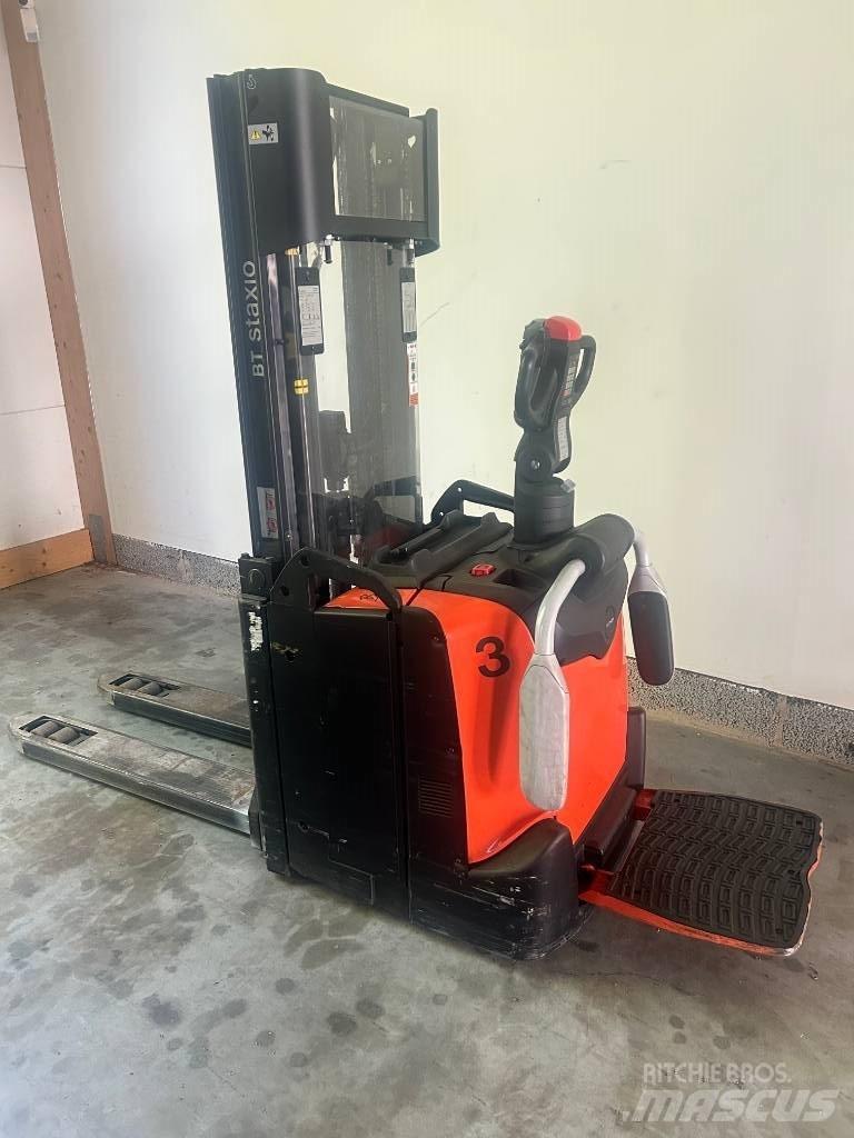 BT SPE 120 L Pedestrian stacker