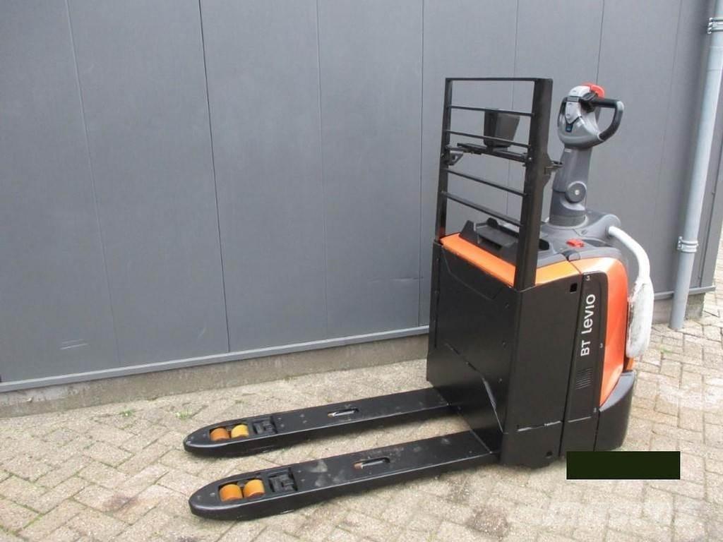 Toyota LPE 200 Low lifter with platform