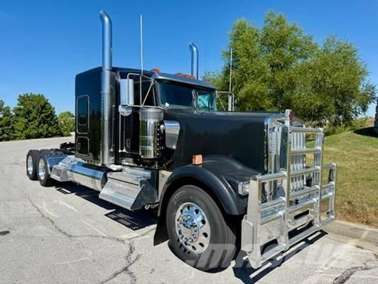 Kenworth W 900 Conventional Trucks / Tractor Trucks