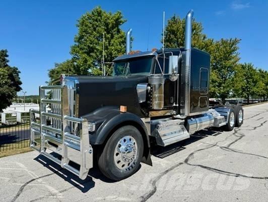 Kenworth W 900 Conventional Trucks / Tractor Trucks