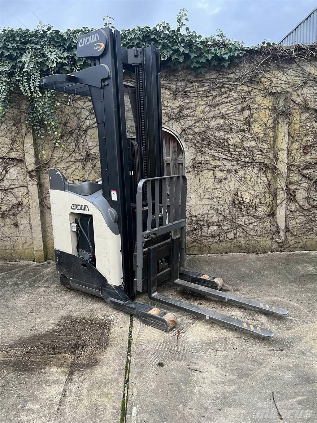 Crown RR 5220-35 Electric Forklifts