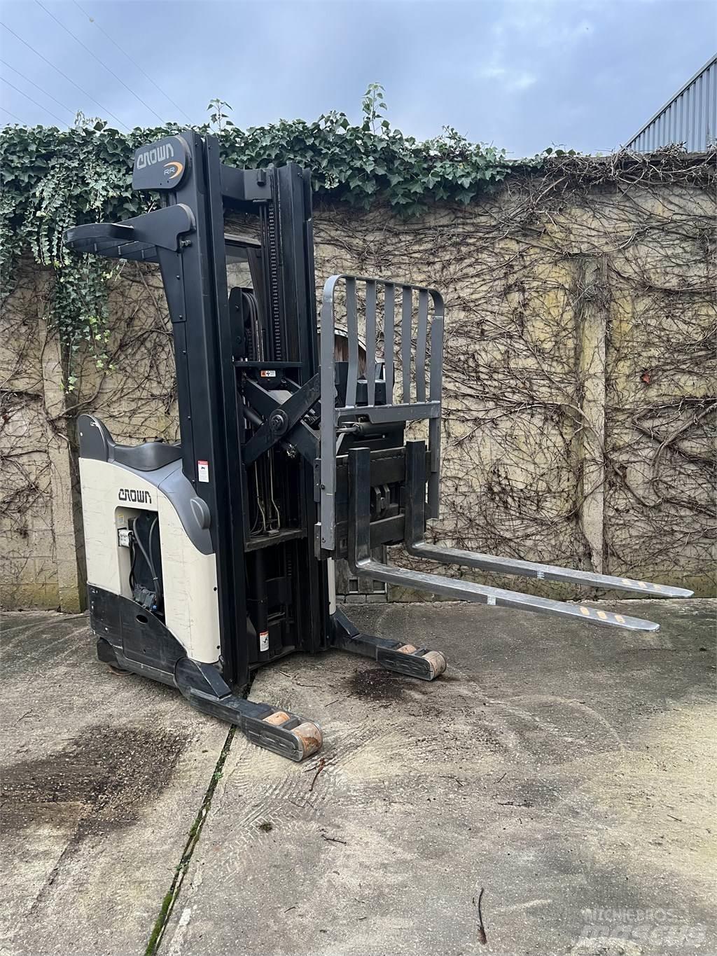 Crown RR 5220-35 Electric Forklifts