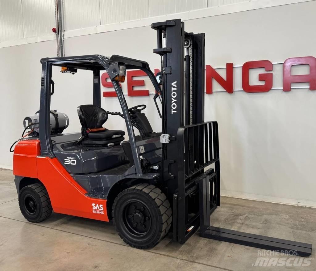 Toyota 10851 - 8FGF30 LPG trucks
