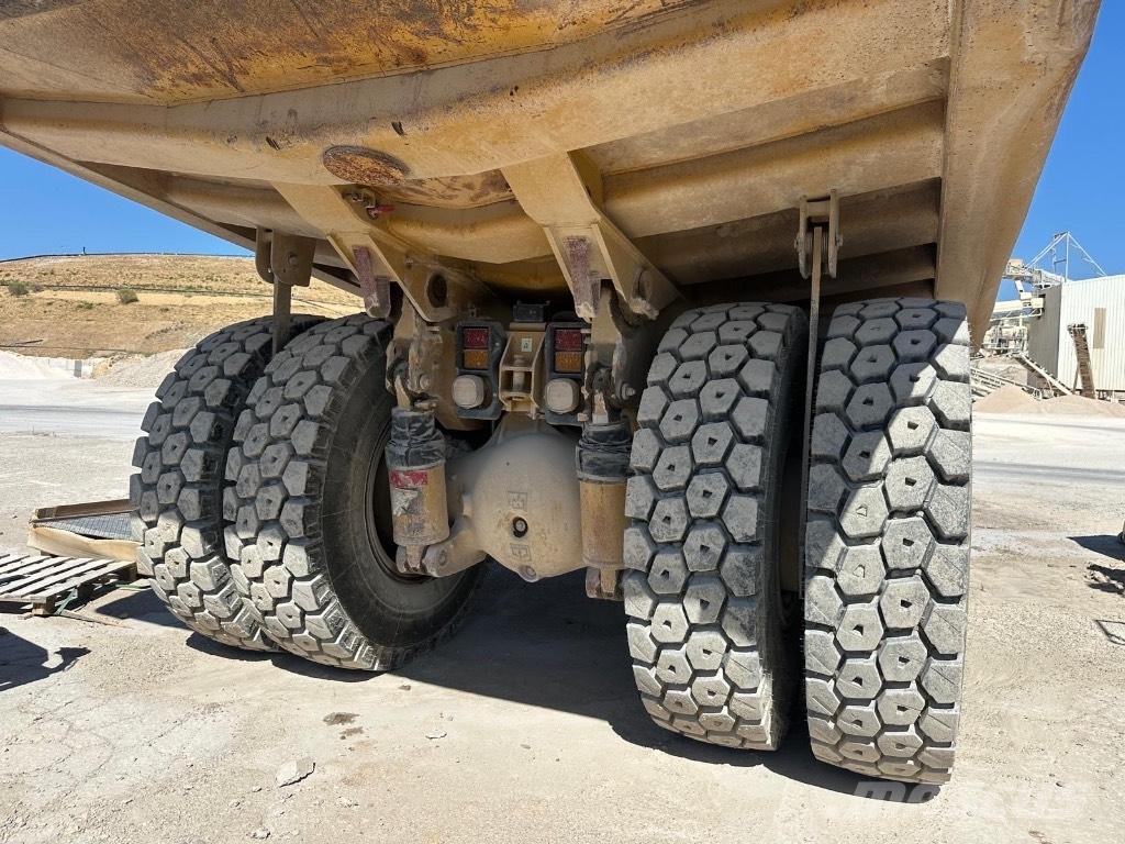 CAT 769D Rigid dump trucks