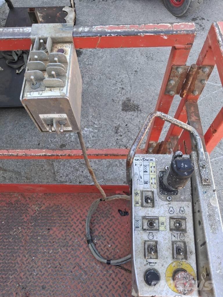 SkyJack SJ 6826 RT Scissor Lifts