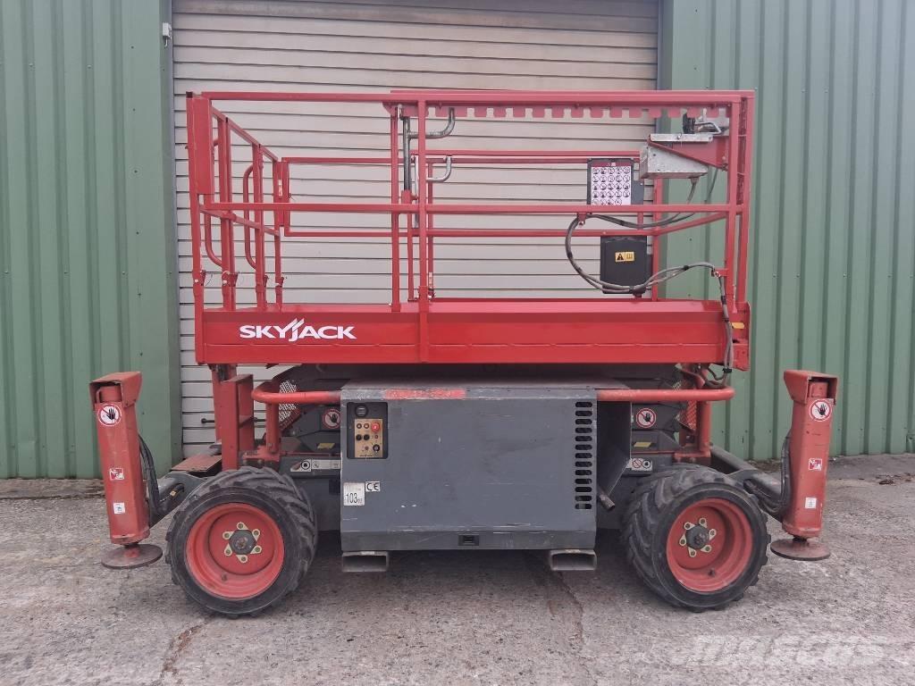 SkyJack SJ 6826 RT Scissor Lifts