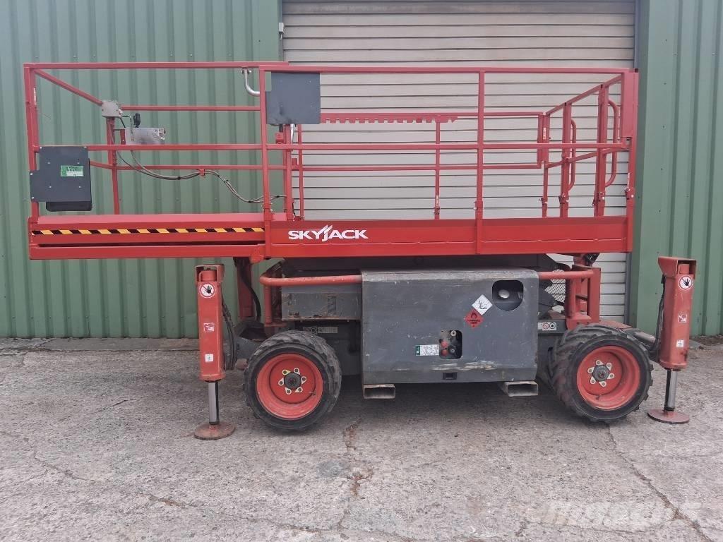 SkyJack SJ 6826 RT Scissor Lifts