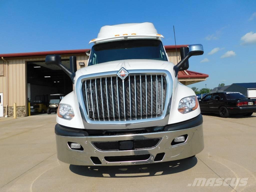 International LT 625 Conventional Trucks / Tractor Trucks
