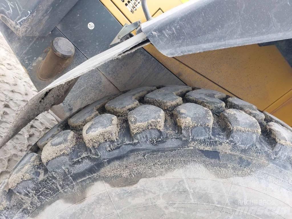 Komatsu WA380-5 Wheel Loaders