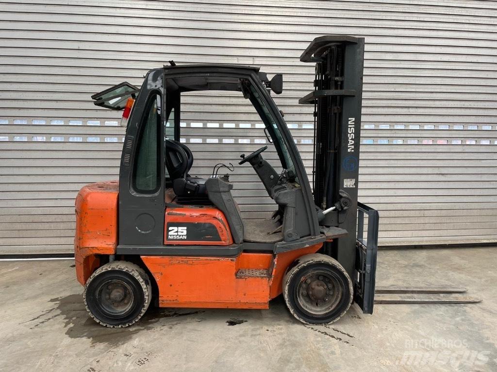 Nissan 25 Diesel Forklifts