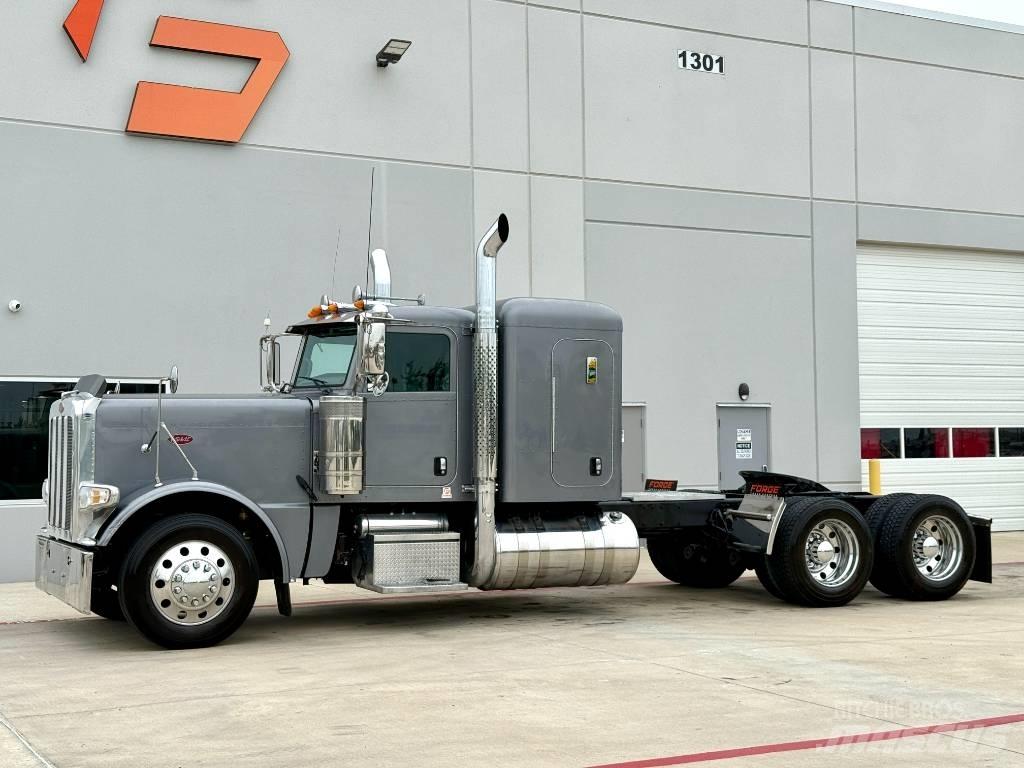 Peterbilt 389 Conventional Trucks / Tractor Trucks