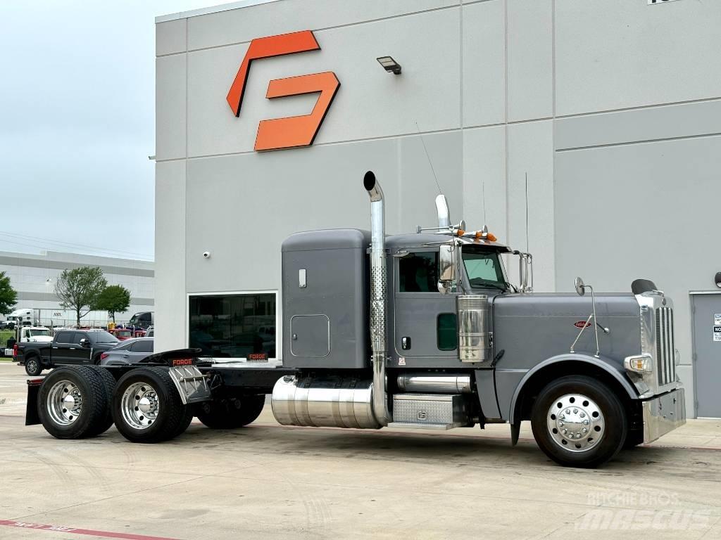 Peterbilt 389 Conventional Trucks / Tractor Trucks