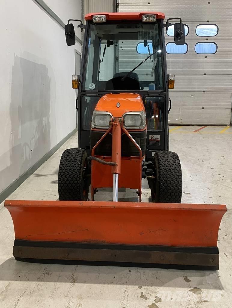 Kubota B2530 Compact tractors