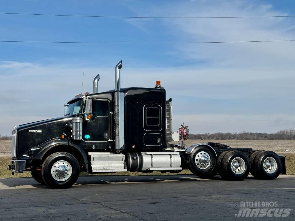 Kenworth T800 Conventional Trucks / Tractor Trucks