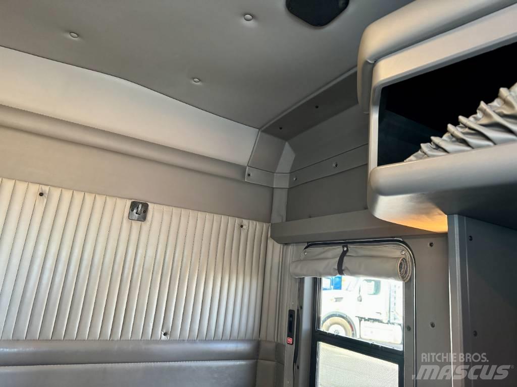 Kenworth T800 Conventional Trucks / Tractor Trucks