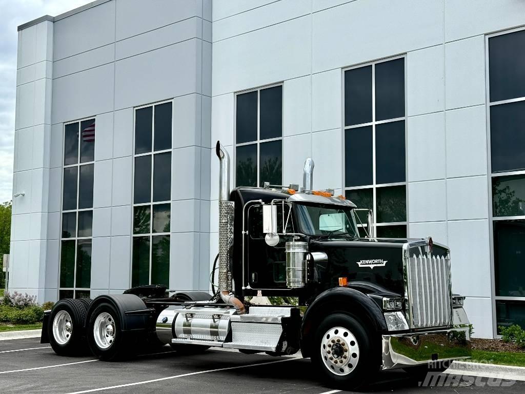 Kenworth W900 Conventional Trucks / Tractor Trucks