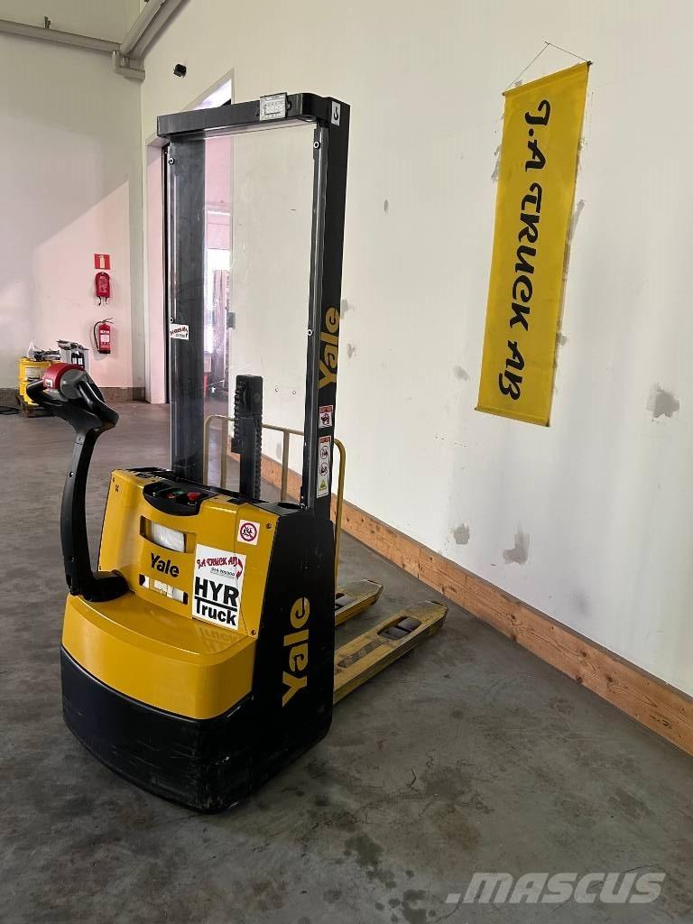 Yale MS 10 E Pedestrian stacker