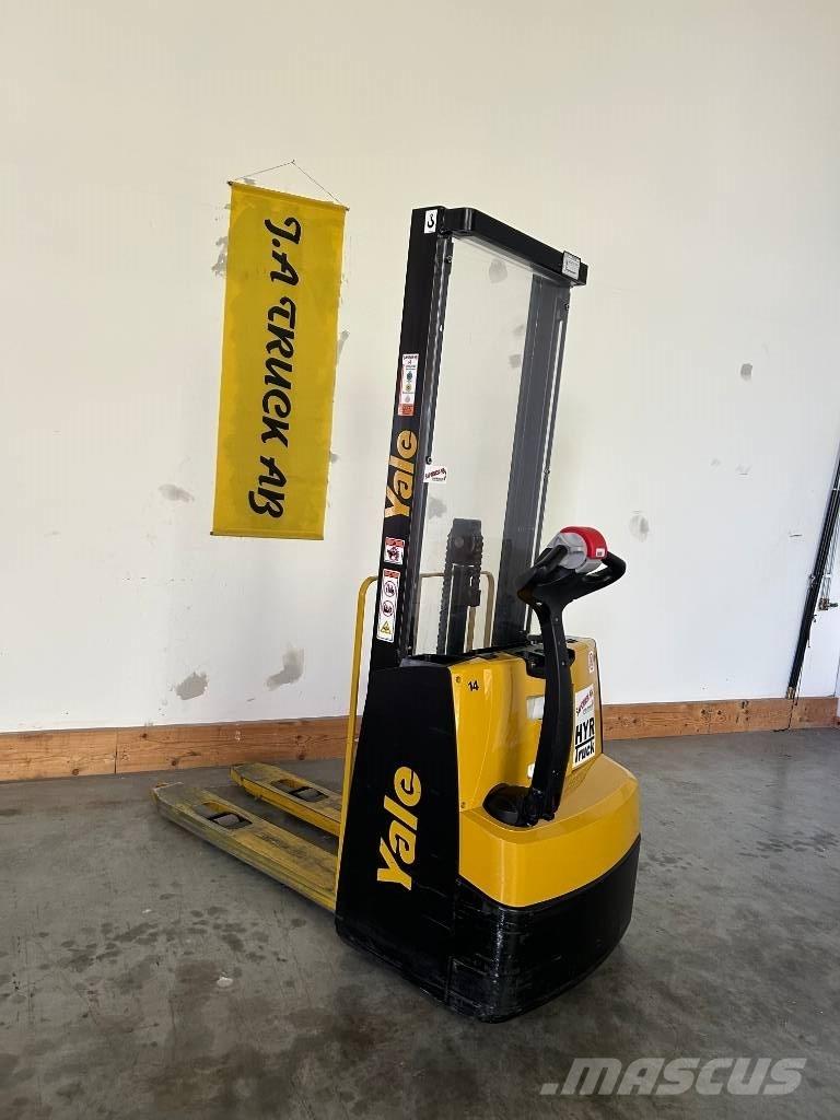 Yale MS 10 E Pedestrian stacker
