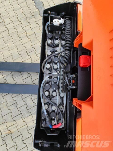 BT LWE140 Pedestrian stacker