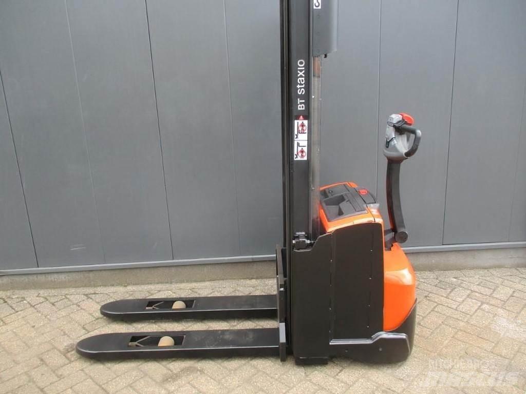 Toyota SWE 120 Pedestrian stacker