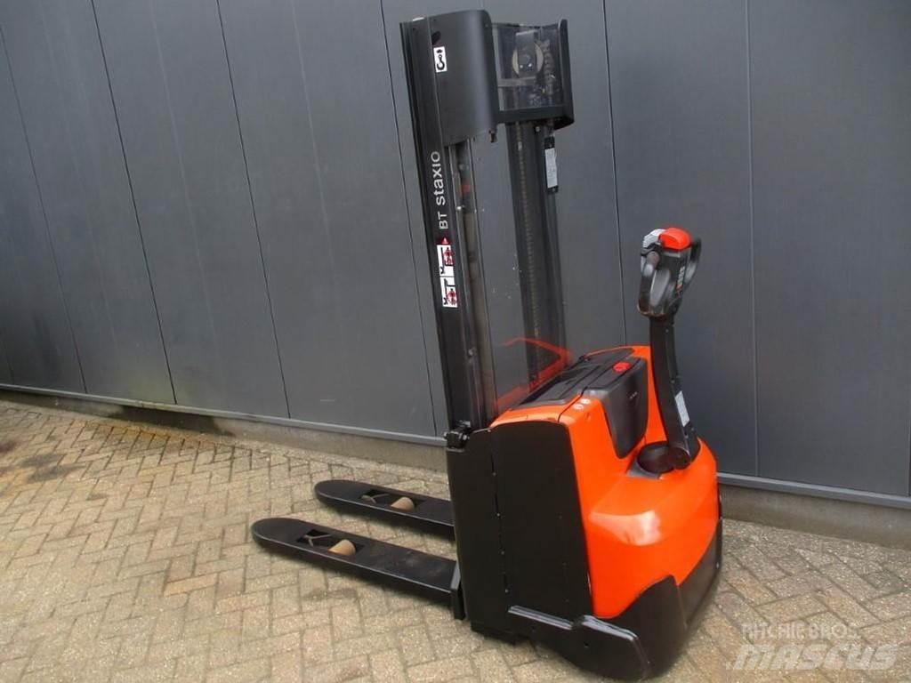 Toyota SWE 120 Pedestrian stacker
