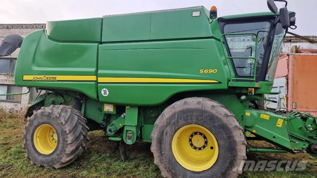 John Deere S 690 Combine Harvesters