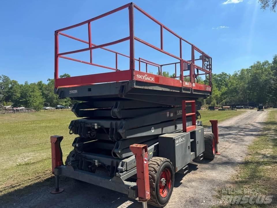 SkyJack SJ 9250 RT Scissor Lifts