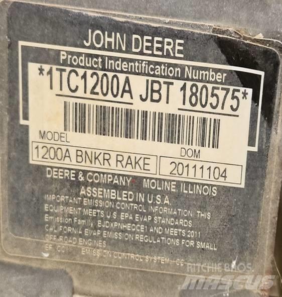 John Deere 1200 A Bunker rakes