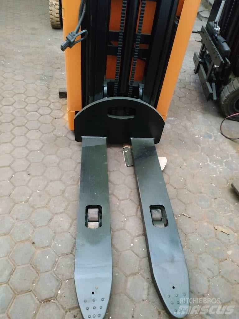 Still Aufsitzstapler Electric Forklifts
