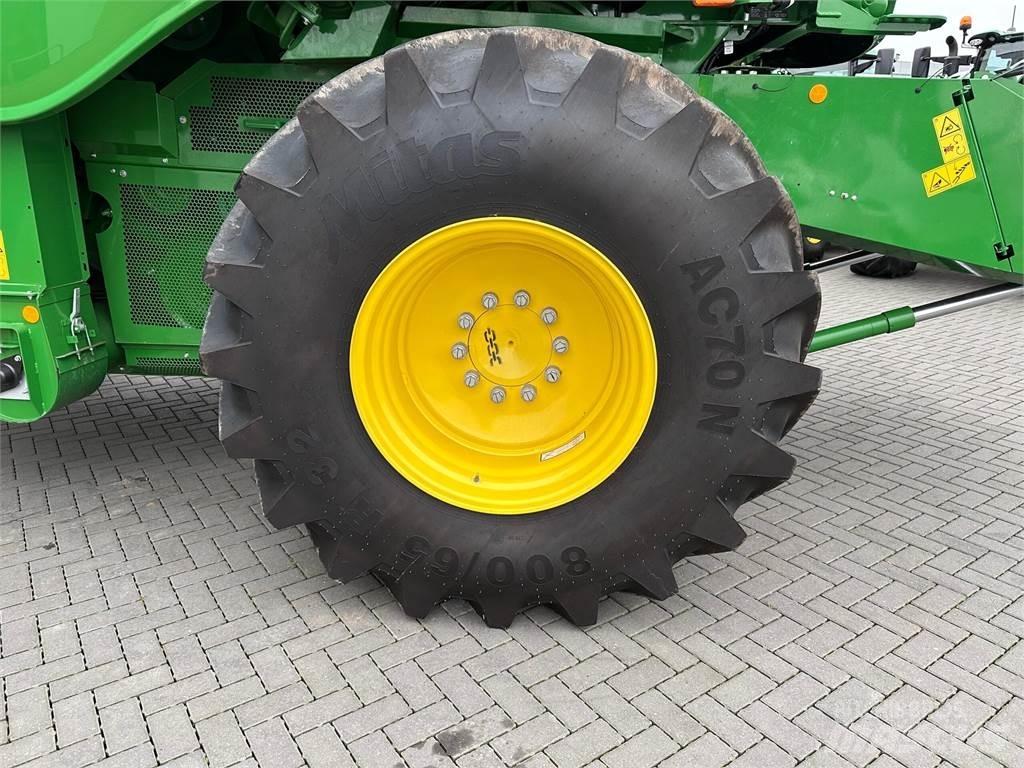 John Deere T550I Combine Harvesters