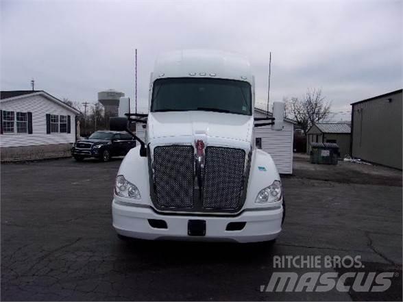 Kenworth T680 Conventional Trucks / Tractor Trucks