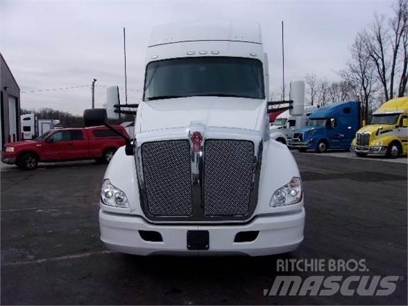 Kenworth T680 Conventional Trucks / Tractor Trucks