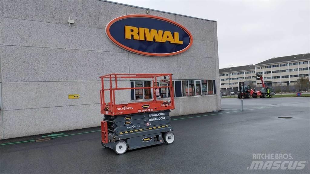 SkyJack SJIII4632 Scissor Lifts