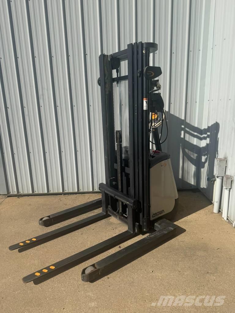 Crown ST3000-25 Electric Forklifts