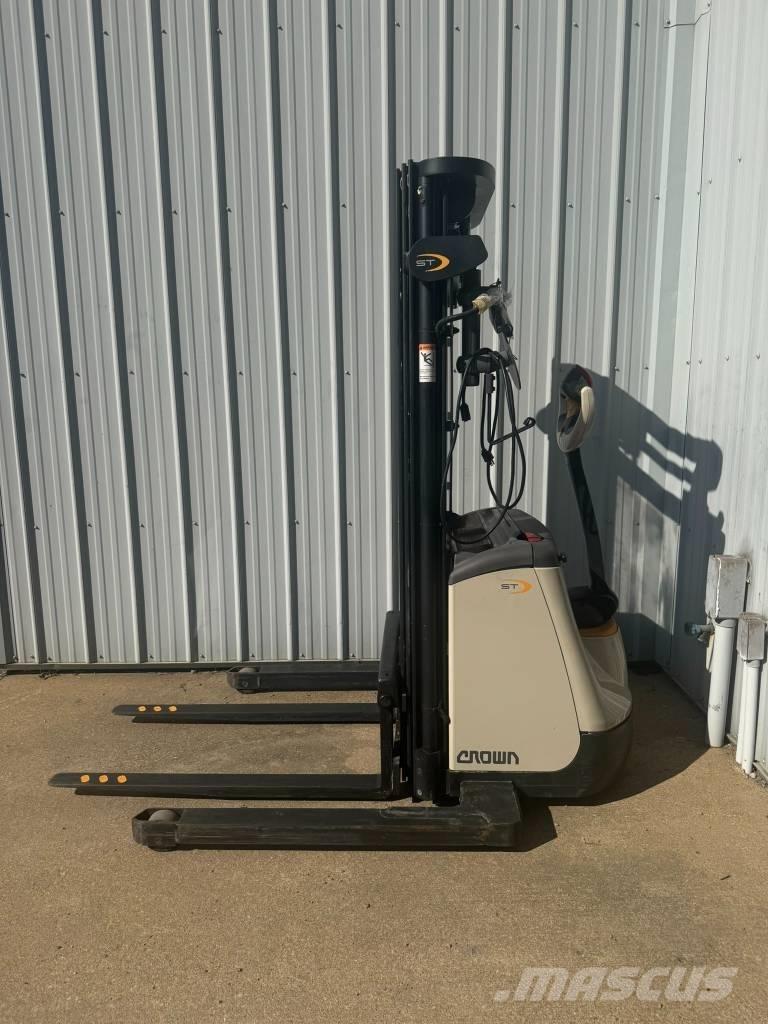 Crown ST3000-25 Electric Forklifts