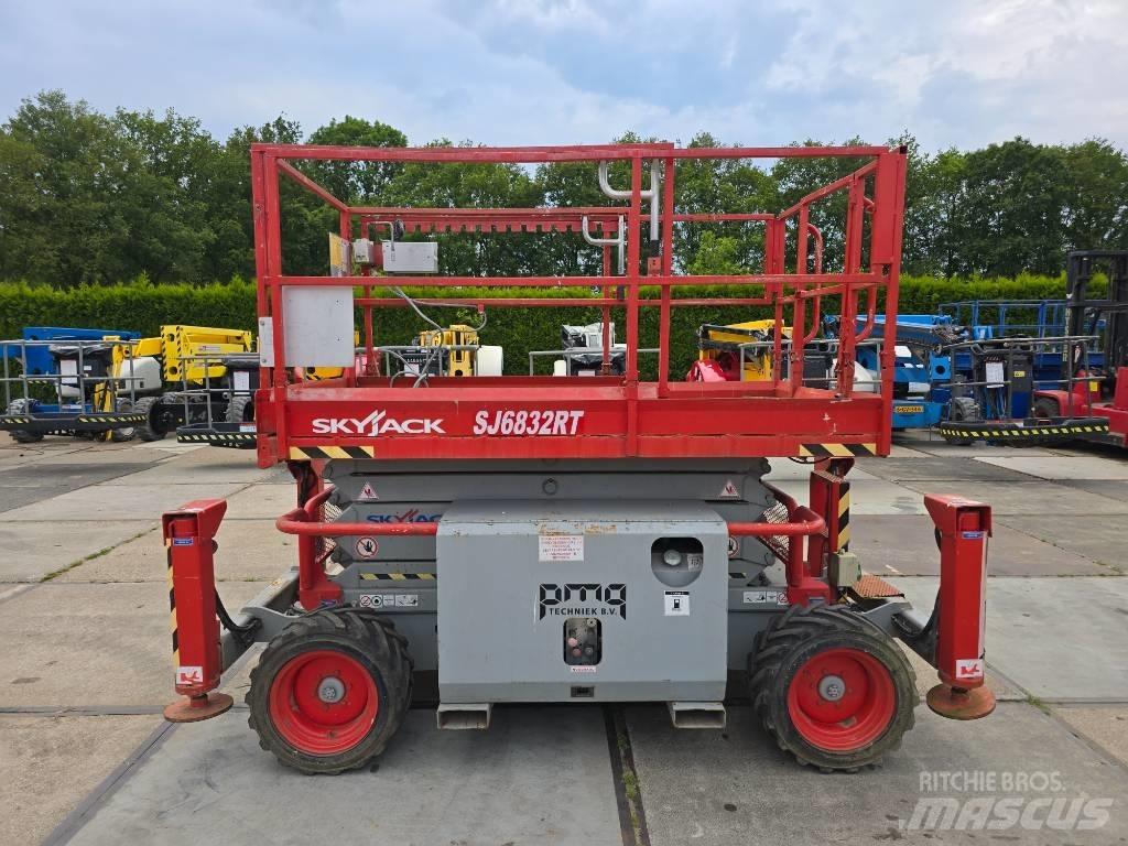 SkyJack SJ 6832 RT Scissor Lifts