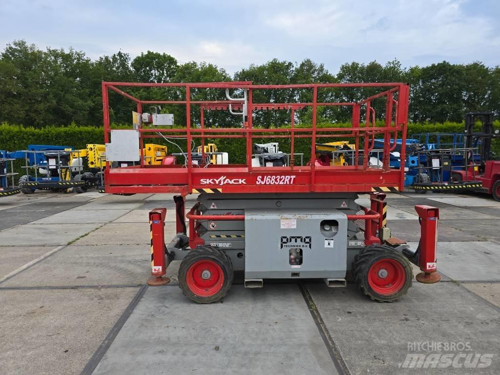 SkyJack SJ 6832 RT Scissor Lifts