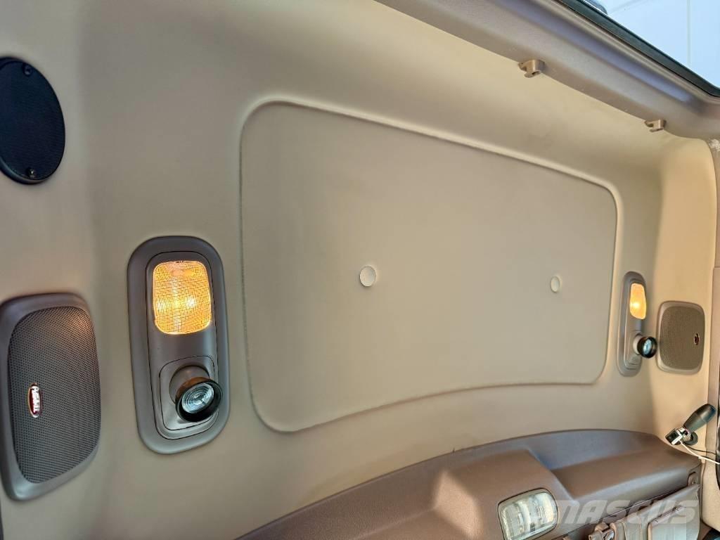 Peterbilt 389 Conventional Trucks / Tractor Trucks
